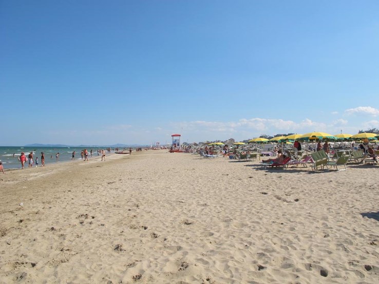 beach-rimini-adriatic-coast-italy